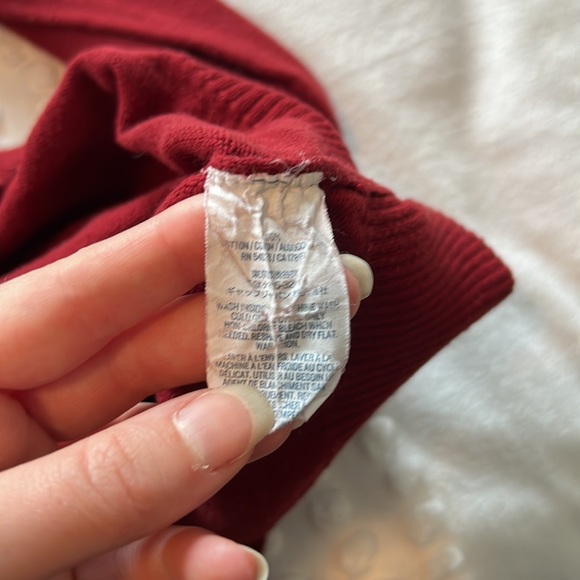 Old Navy Men's V-Neck Sweater in Red Size Small - Picture 5 of 5